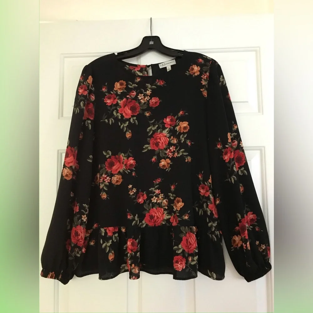 Neiman Marcus floral top, ruffled hem. - Picture 1 of 3